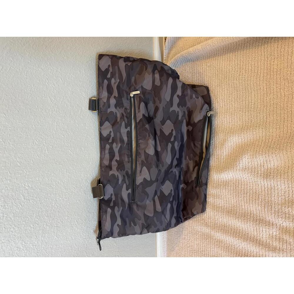 Baggalini Camo Print LG Tote with luggage sleeve - Picture 3 of 4